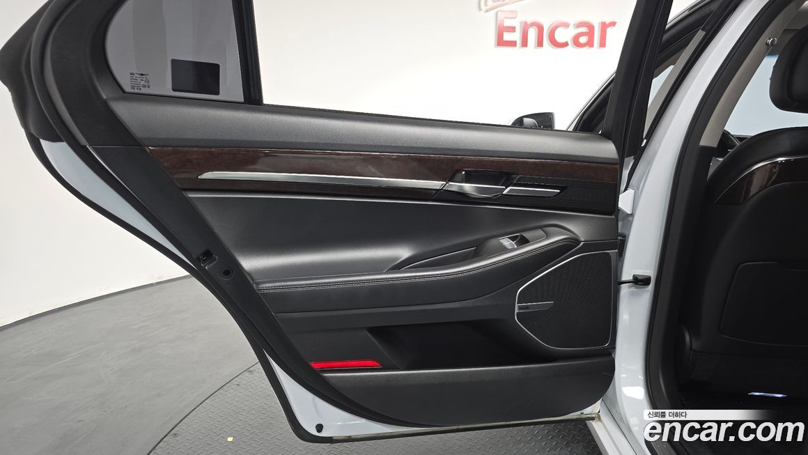 Genesis EQ900 2017