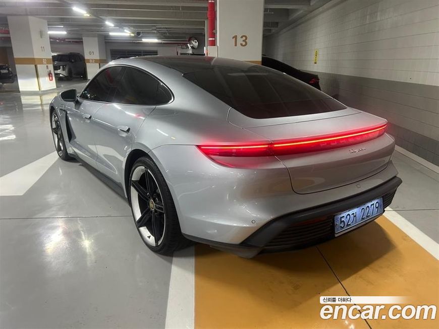 Porsche Taycan 2022