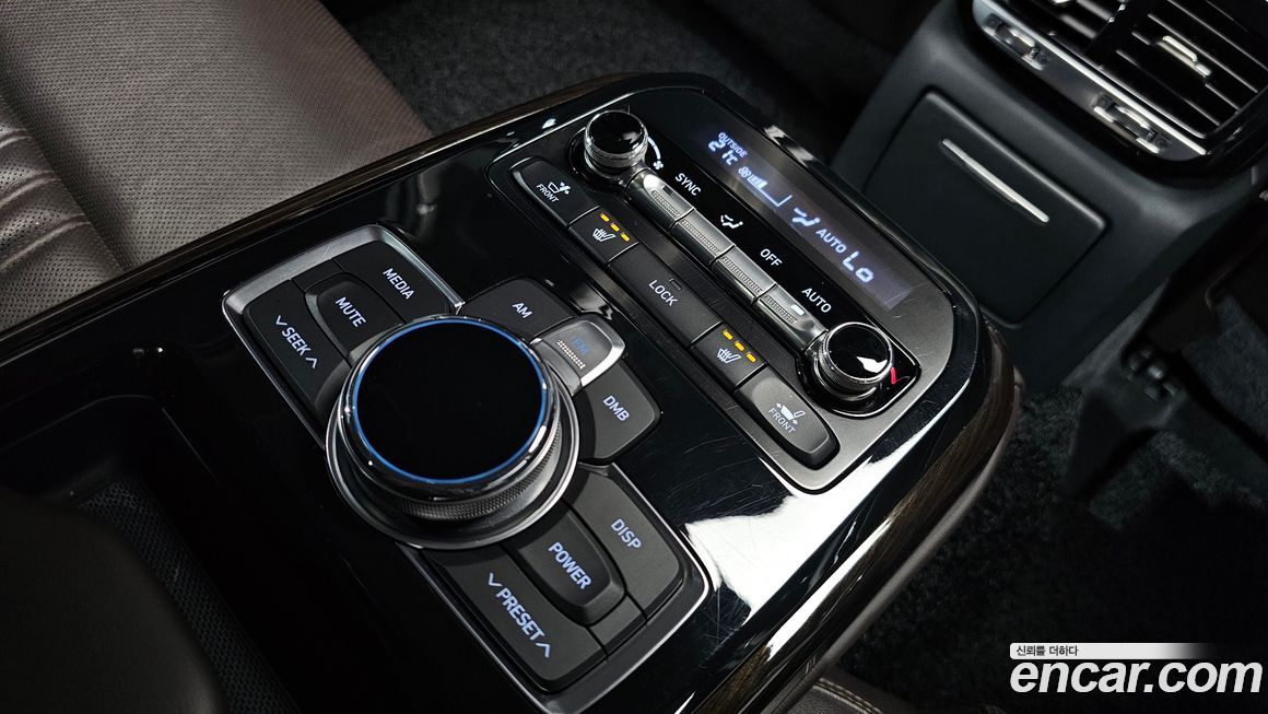 Genesis EQ900 2017