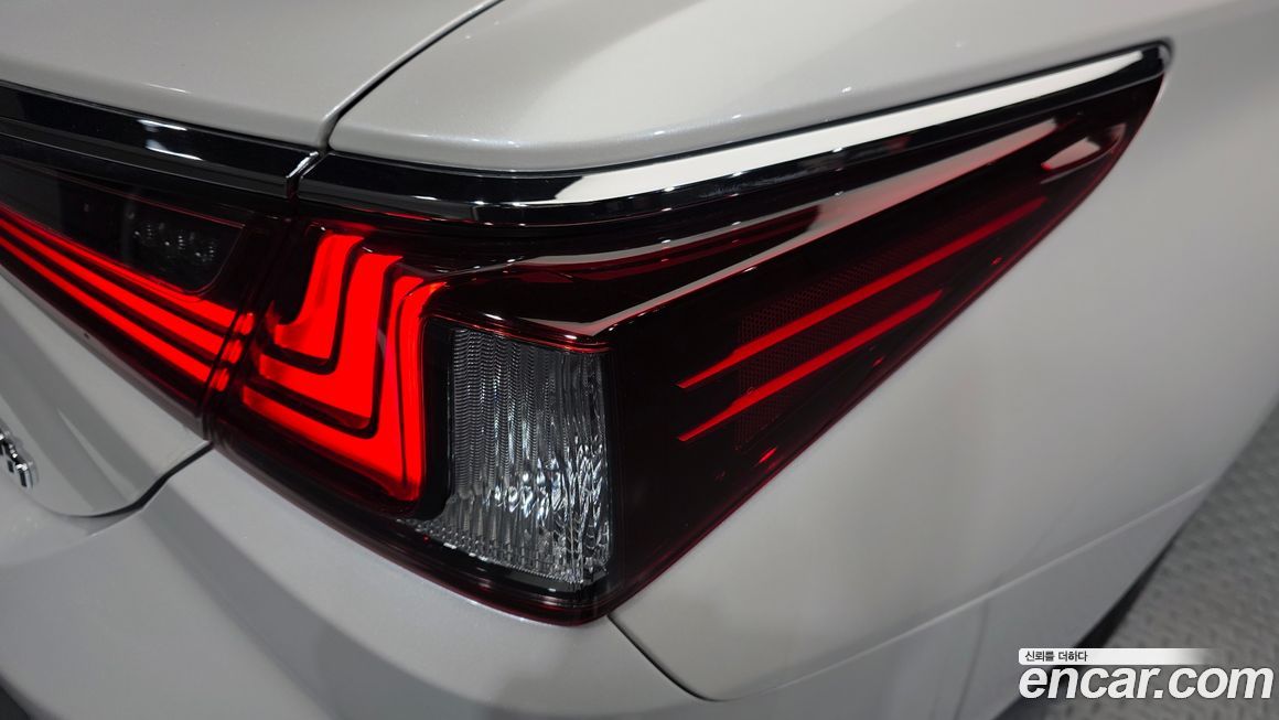 Lexus ES 2025