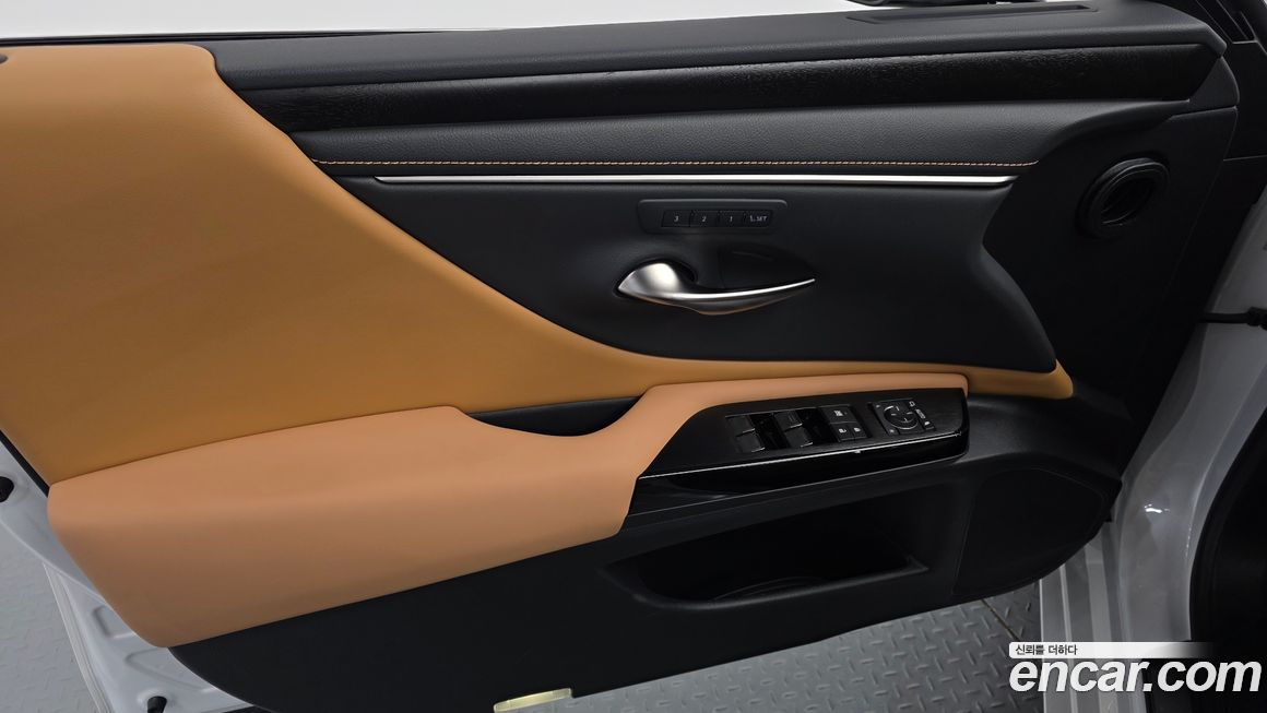 Lexus ES 2025