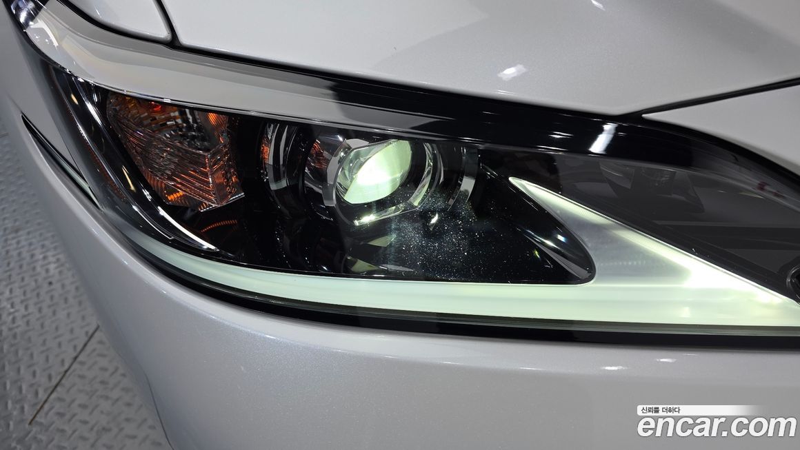 Lexus ES 2025