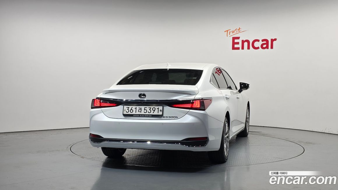 Lexus ES 2025
