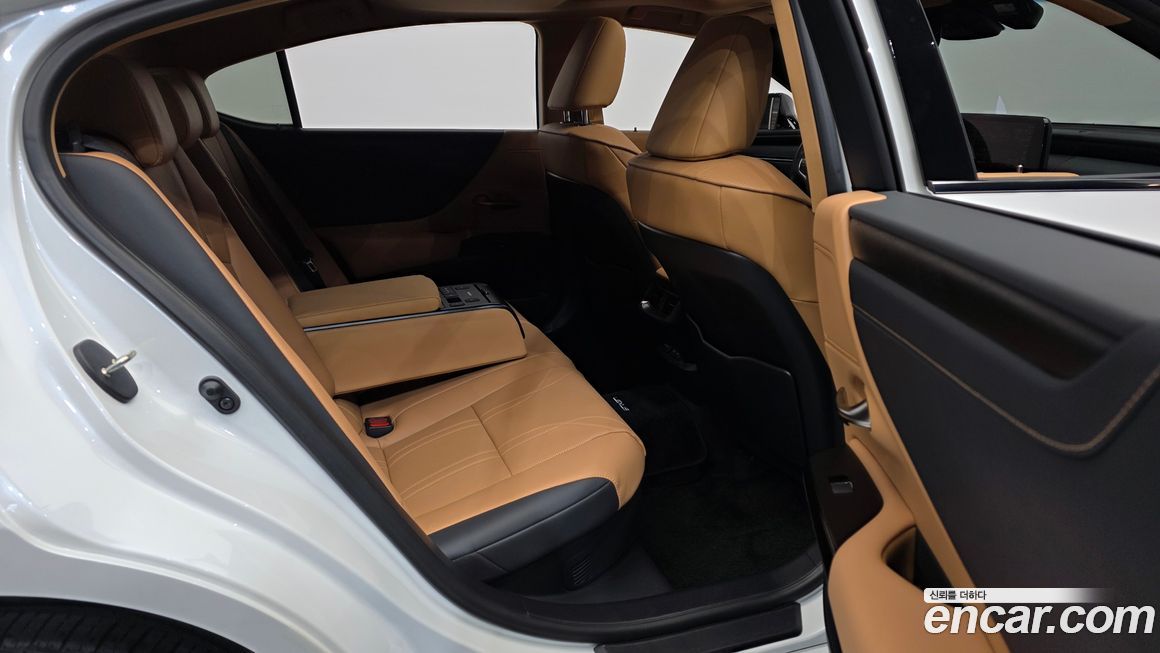 Lexus ES 2025