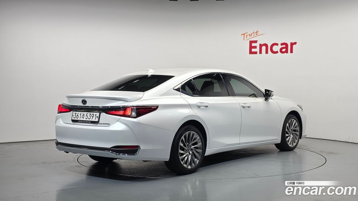 Lexus ES 2025
