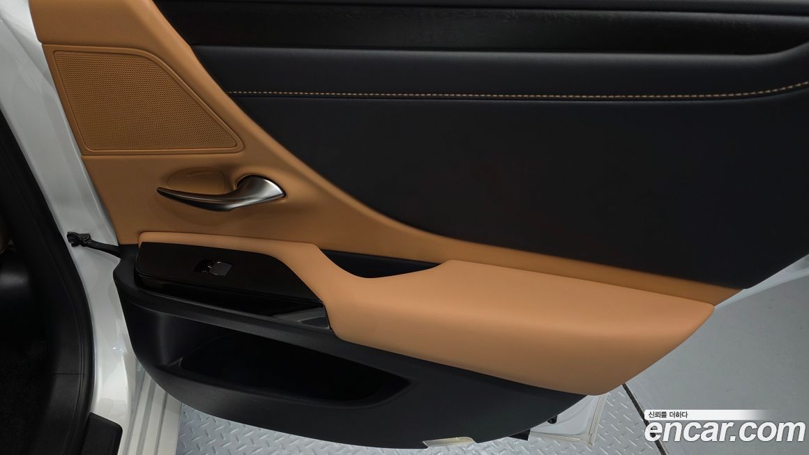 Lexus ES 2025