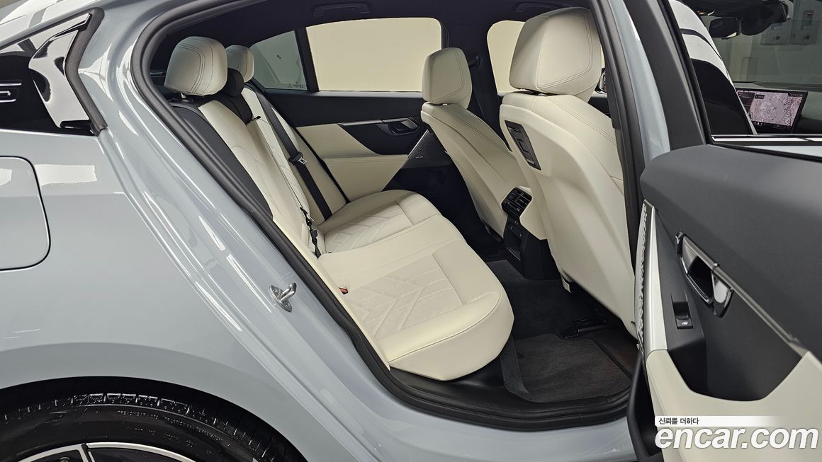 BMW 5-Series 2024