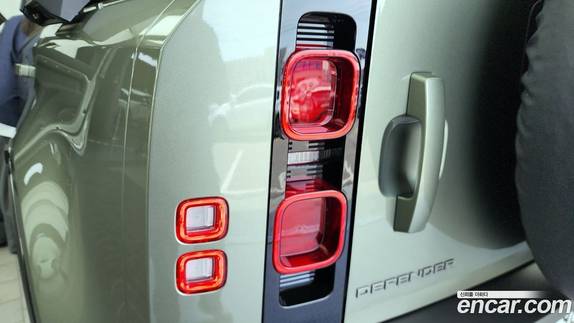 Land Rover Defender 2025