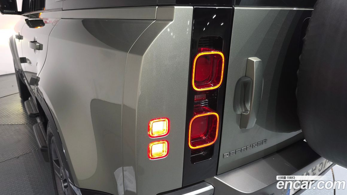 Land Rover Defender 2023