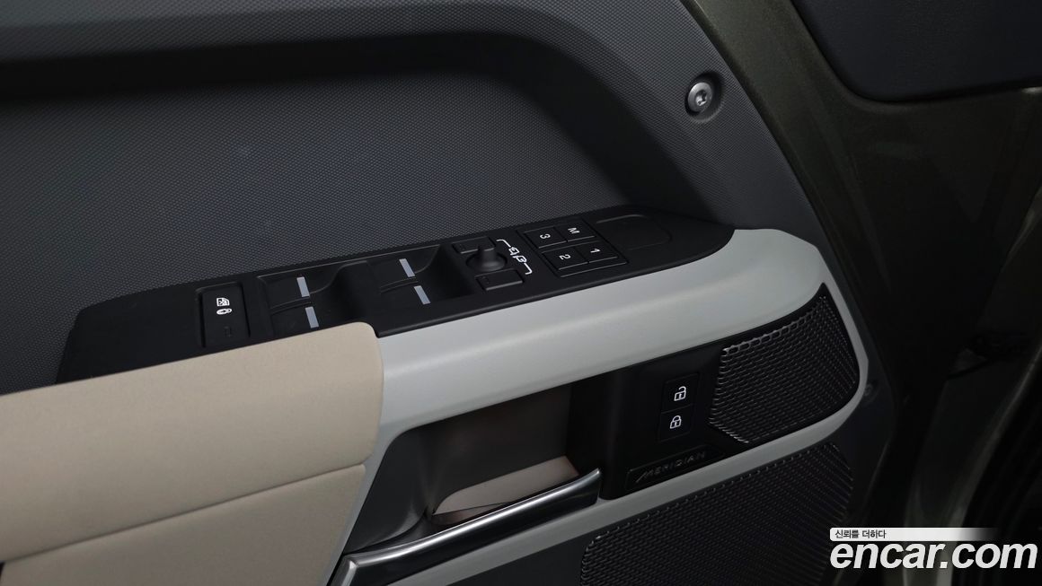 Land Rover Defender 2023
