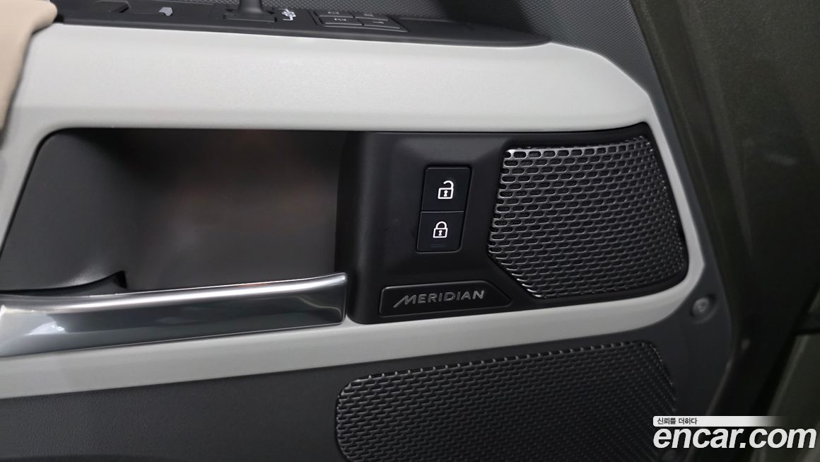 Land Rover Defender 2023