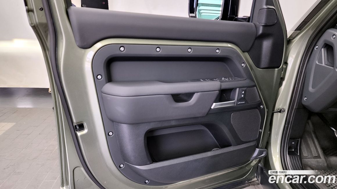 Land Rover Defender 2025