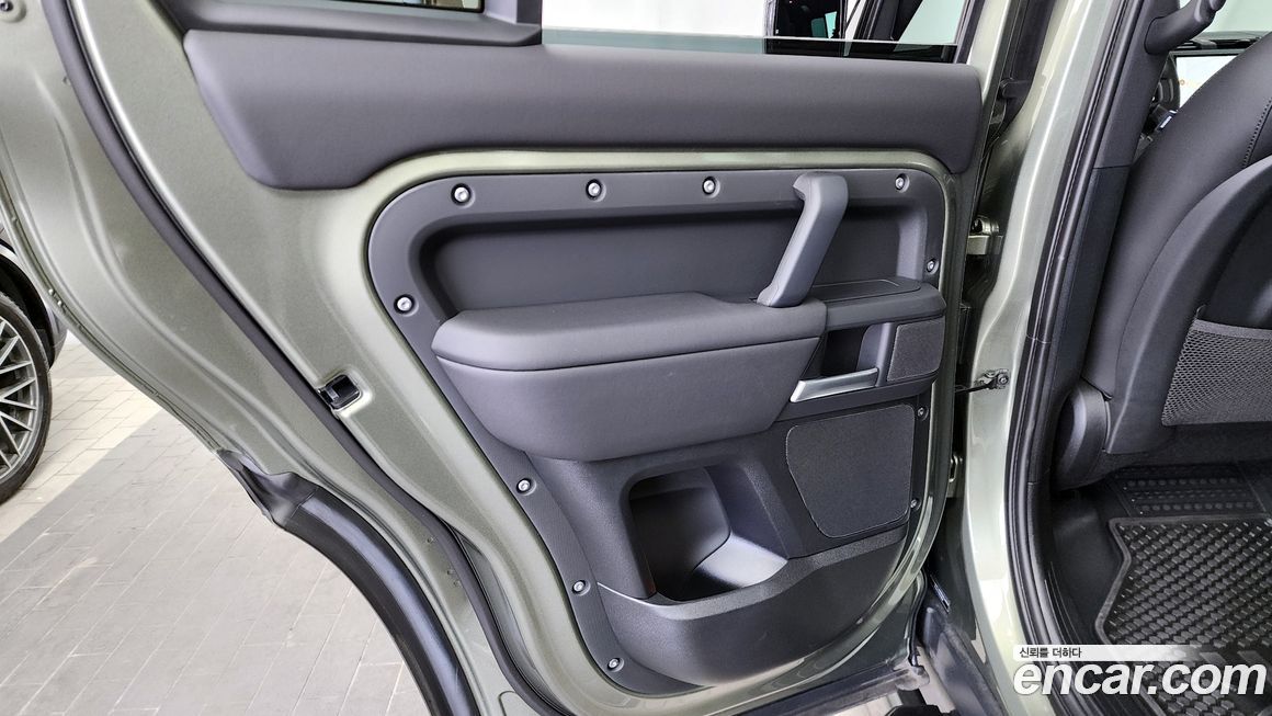 Land Rover Defender 2025