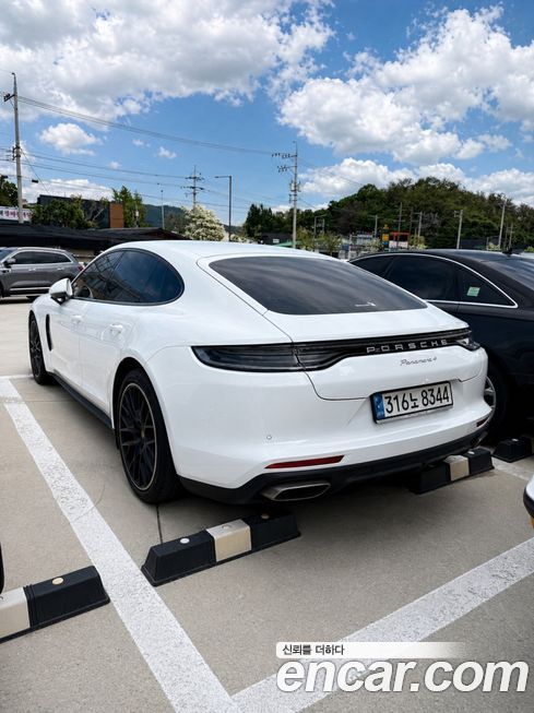 Porsche Panamera 2022