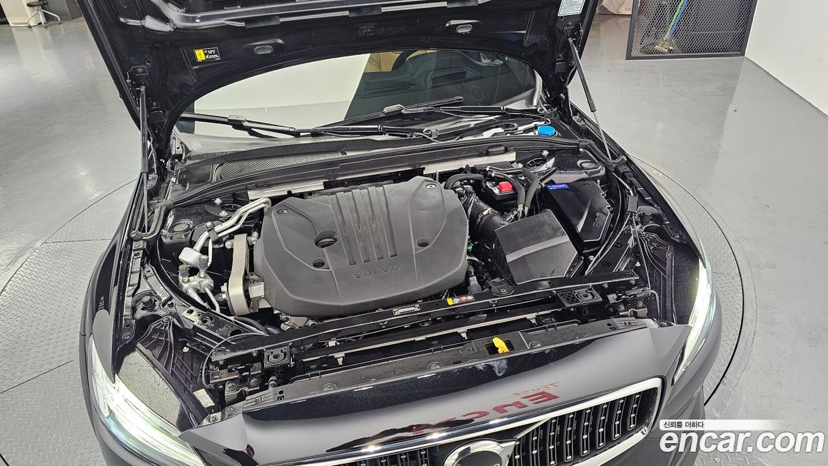 Volvo V60 2025