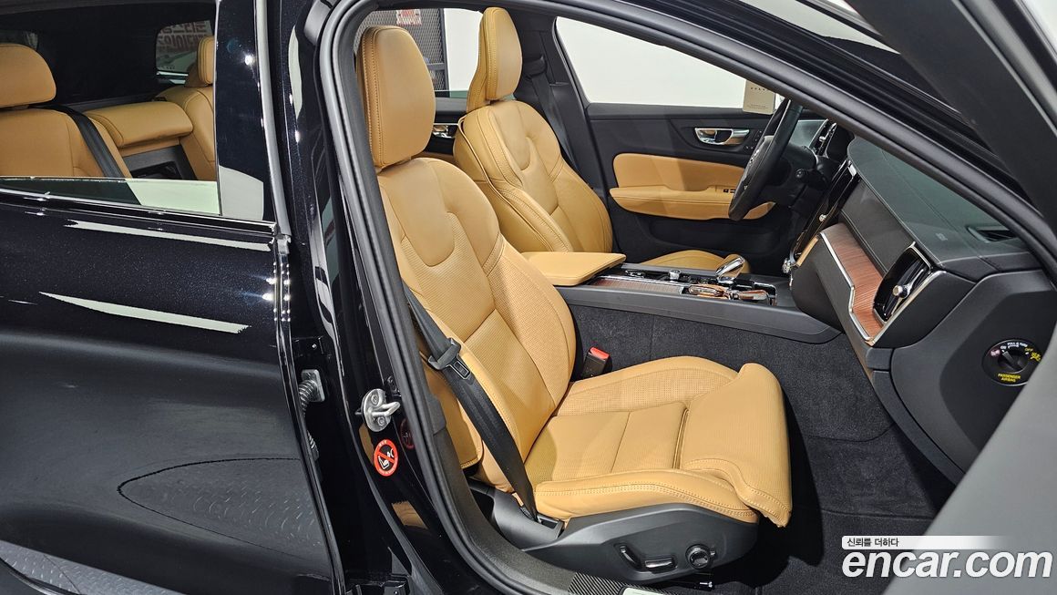 Volvo V60 2025
