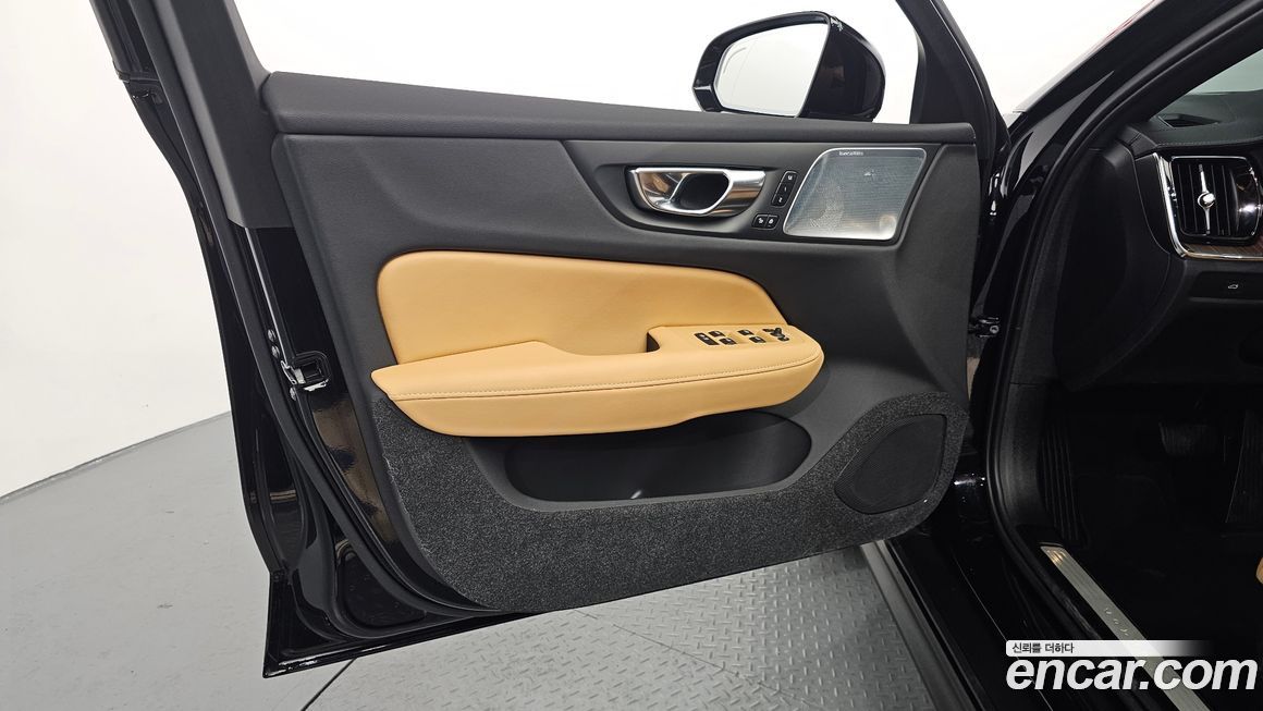 Volvo V60 2025