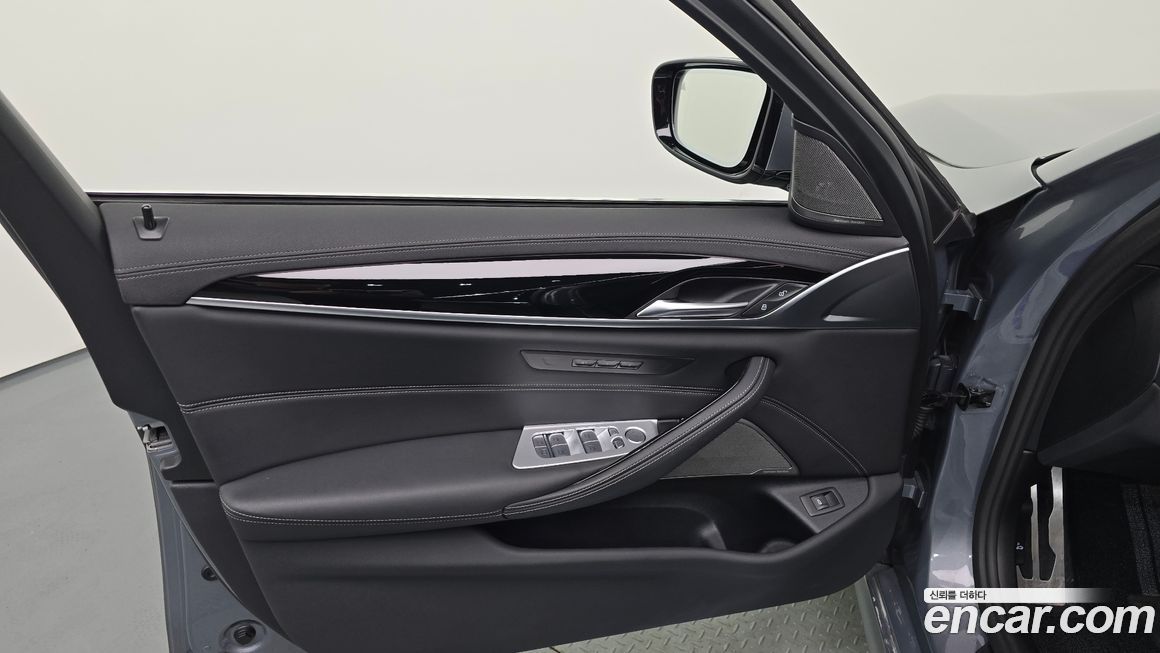 BMW 5-Series 2023