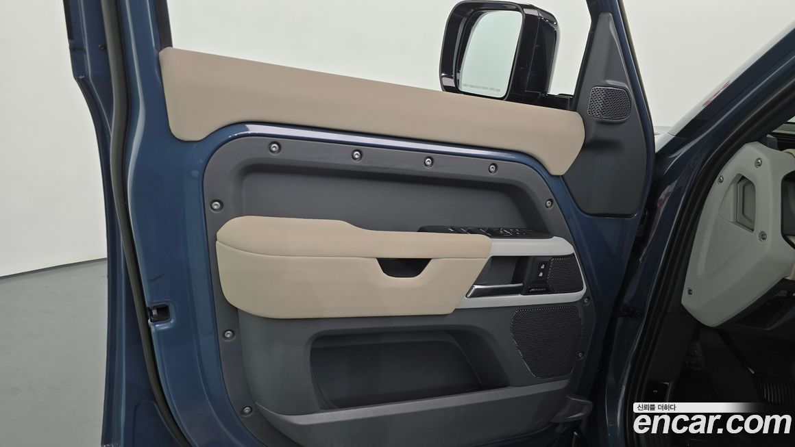 Land Rover Defender 2023