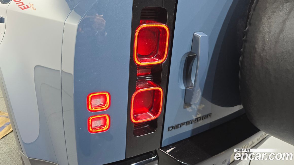 Land Rover Defender 2023