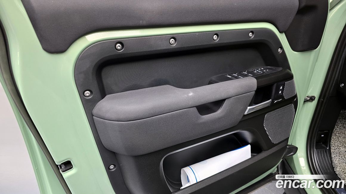 Land Rover Defender 2023
