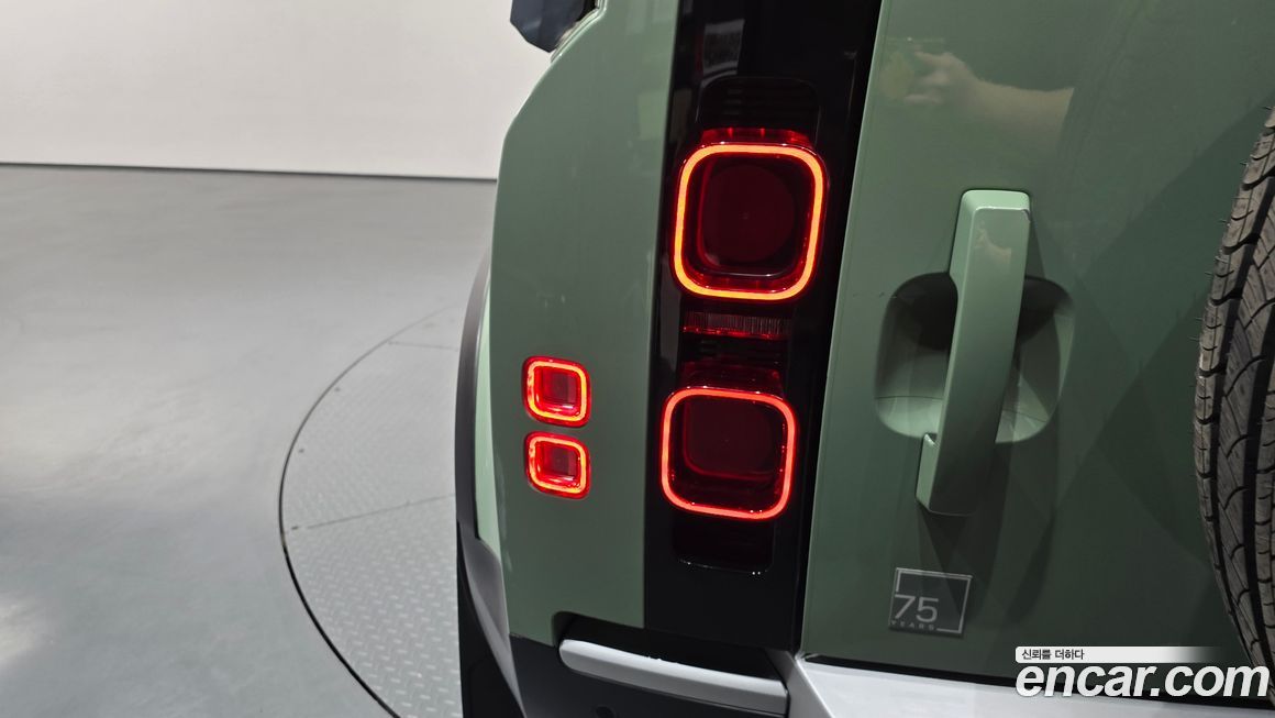 Land Rover Defender 2023