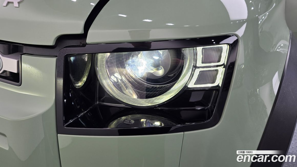 Land Rover Defender 2023