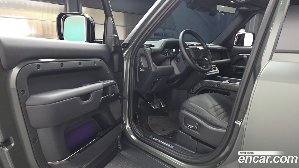 Land Rover Defender 2025