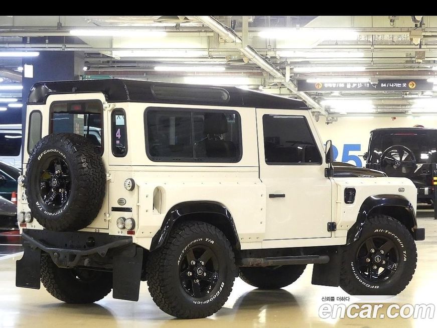 Land Rover Defender 2010