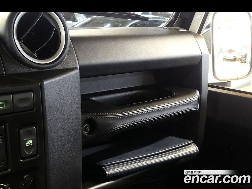 Land Rover Defender 2010