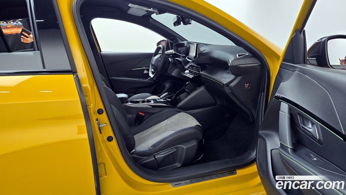 Peugeot 208 2021