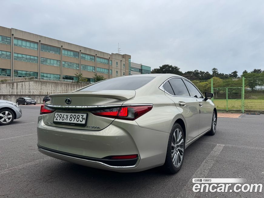 Lexus ES 2020