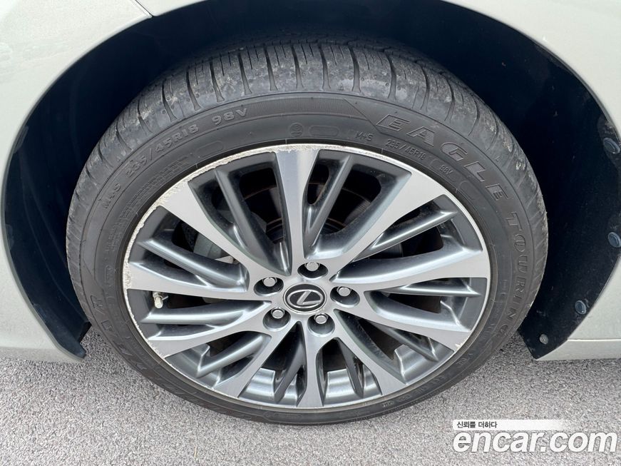 Lexus ES 2020