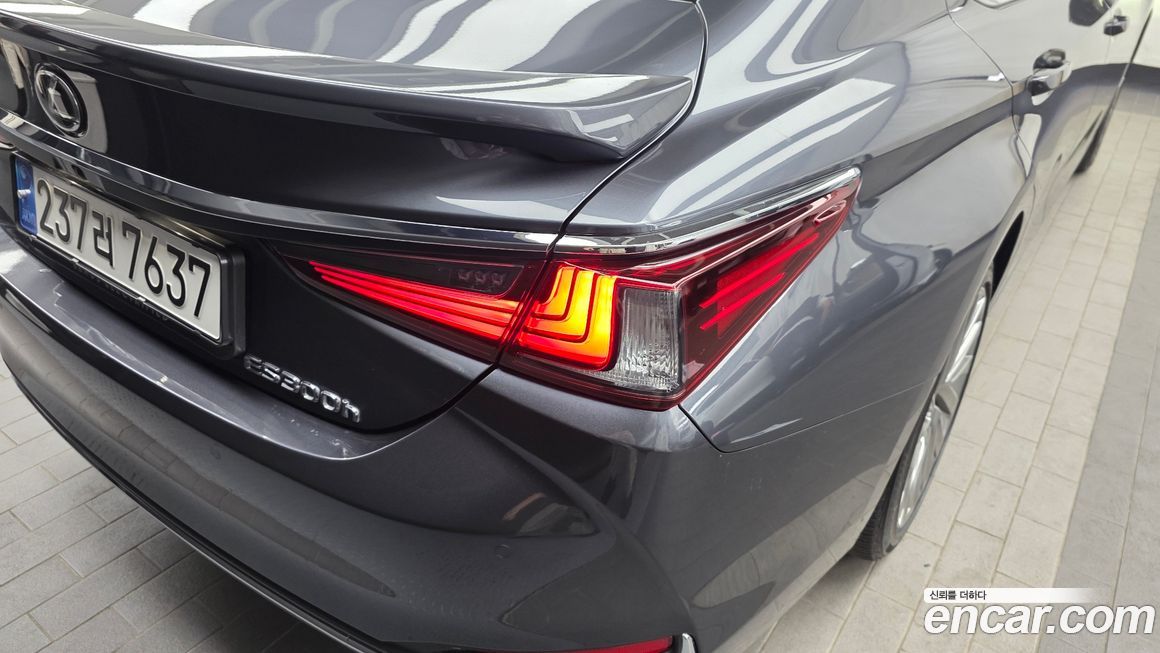 Lexus ES 2025