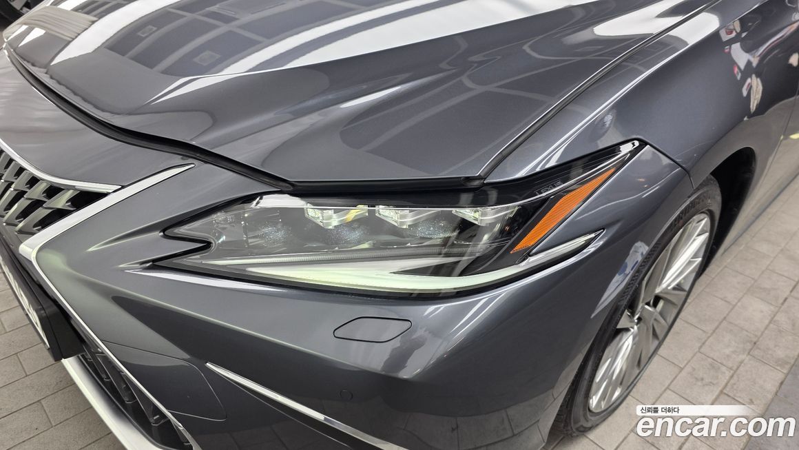 Lexus ES 2025
