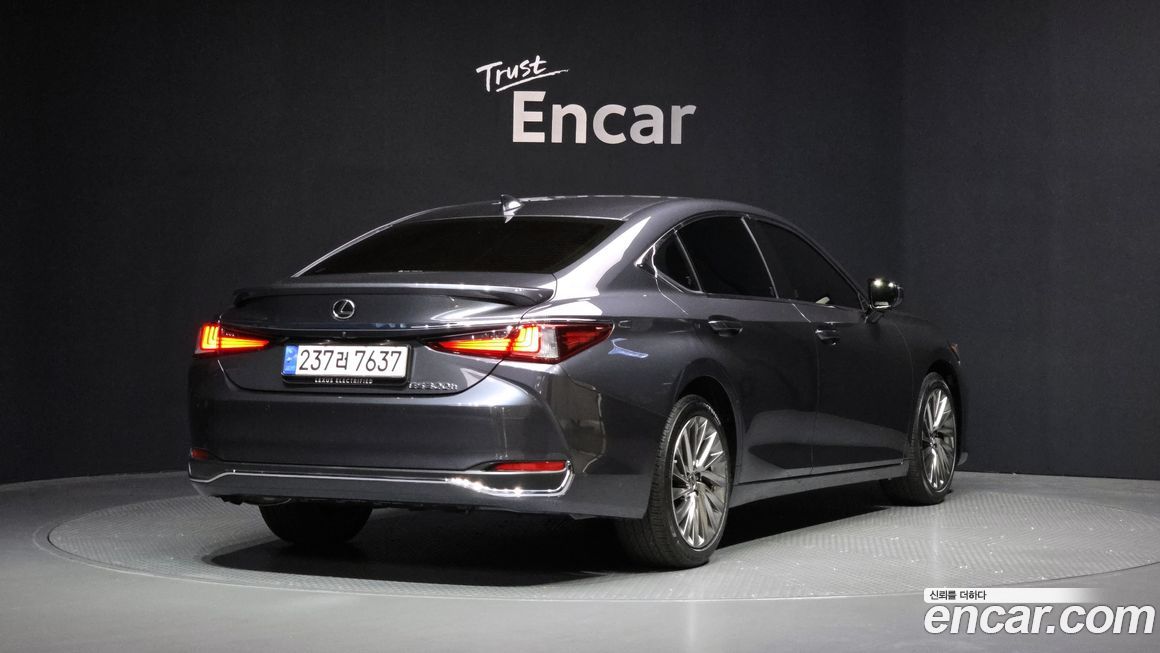 Lexus ES 2025