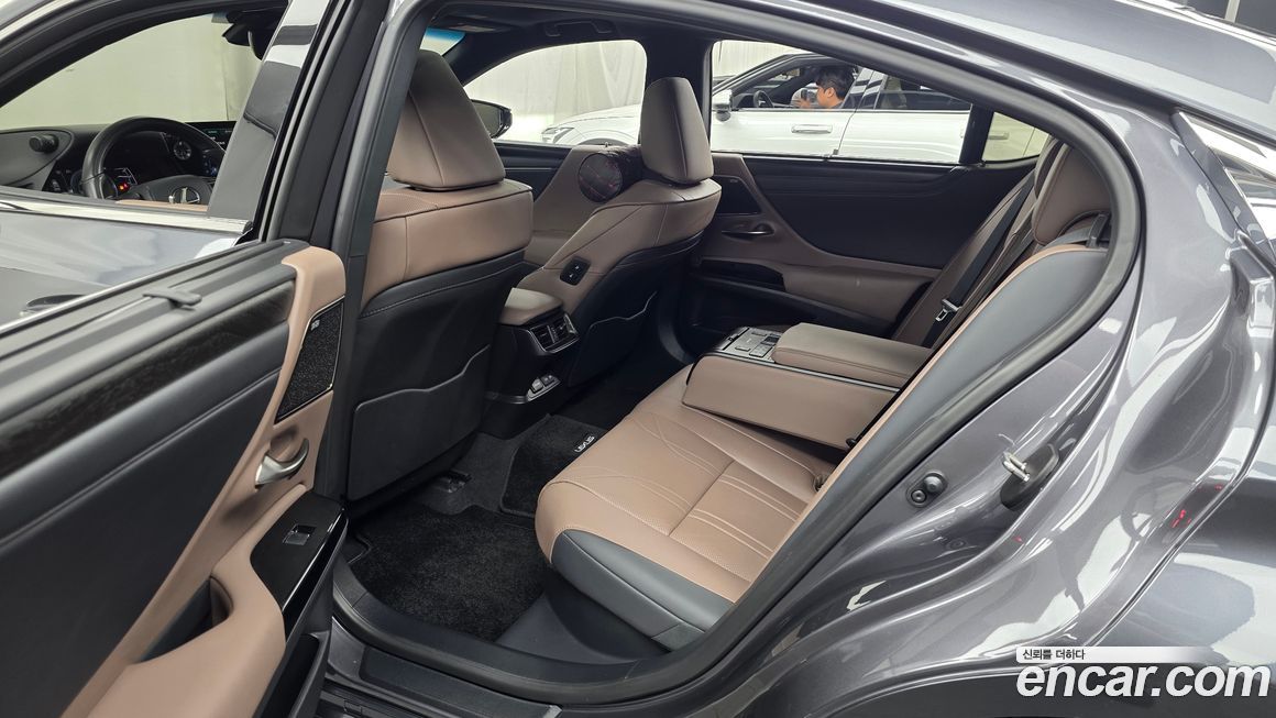 Lexus ES 2025
