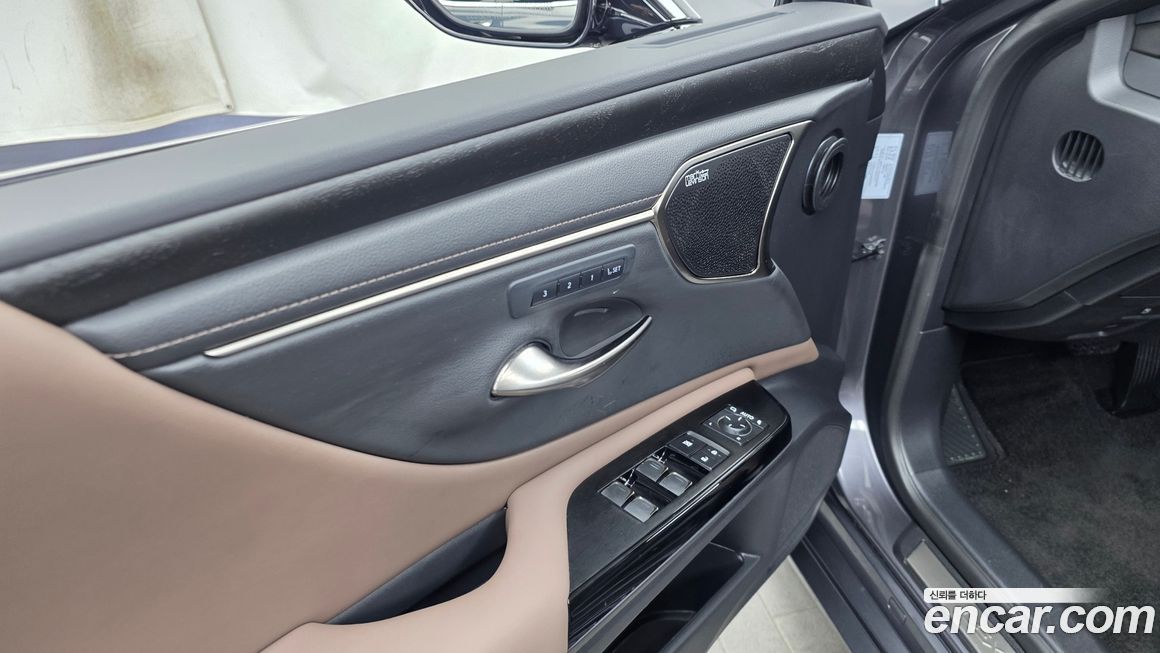Lexus ES 2025