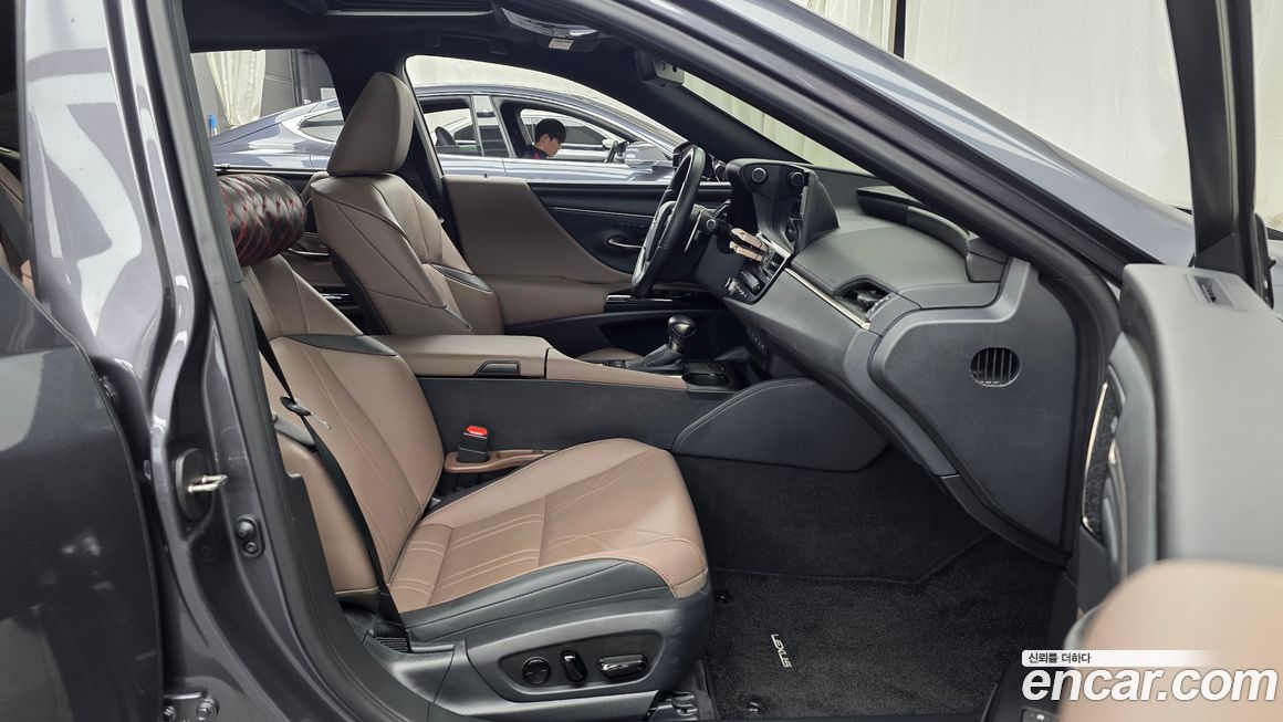 Lexus ES 2025