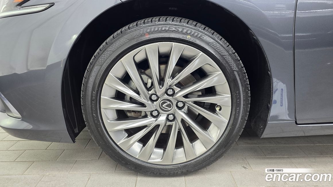 Lexus ES 2025