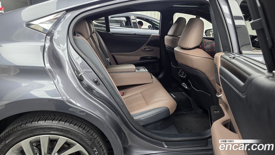 Lexus ES 2025