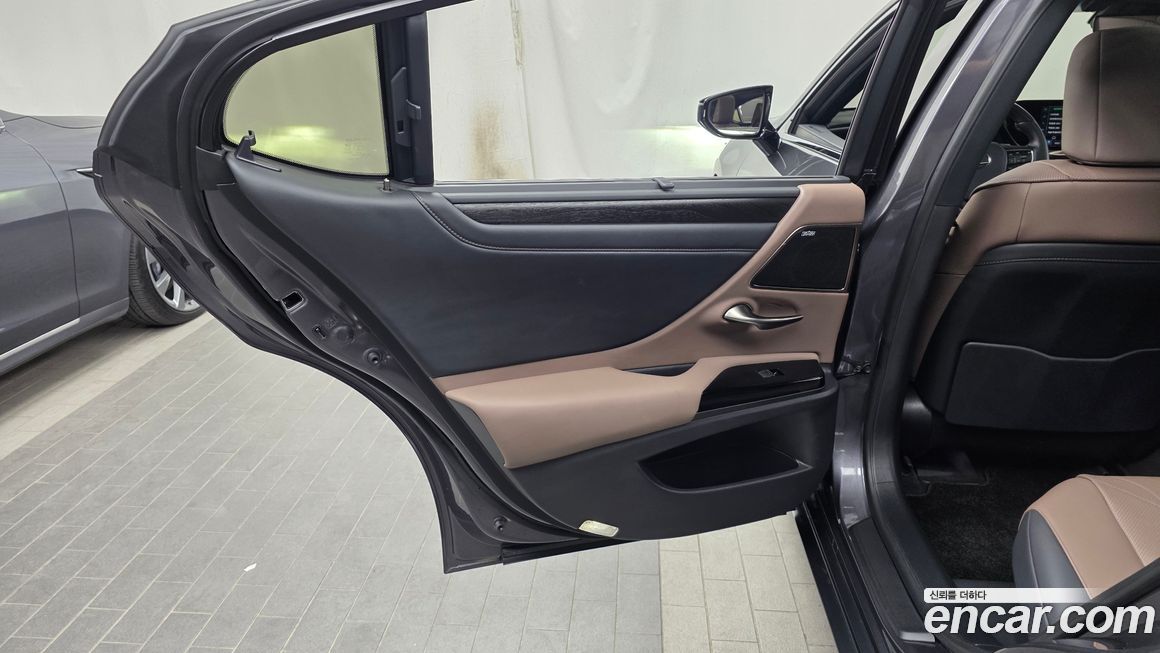 Lexus ES 2025