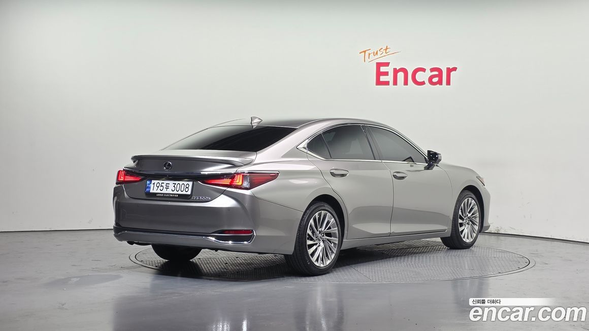 Lexus ES 2023