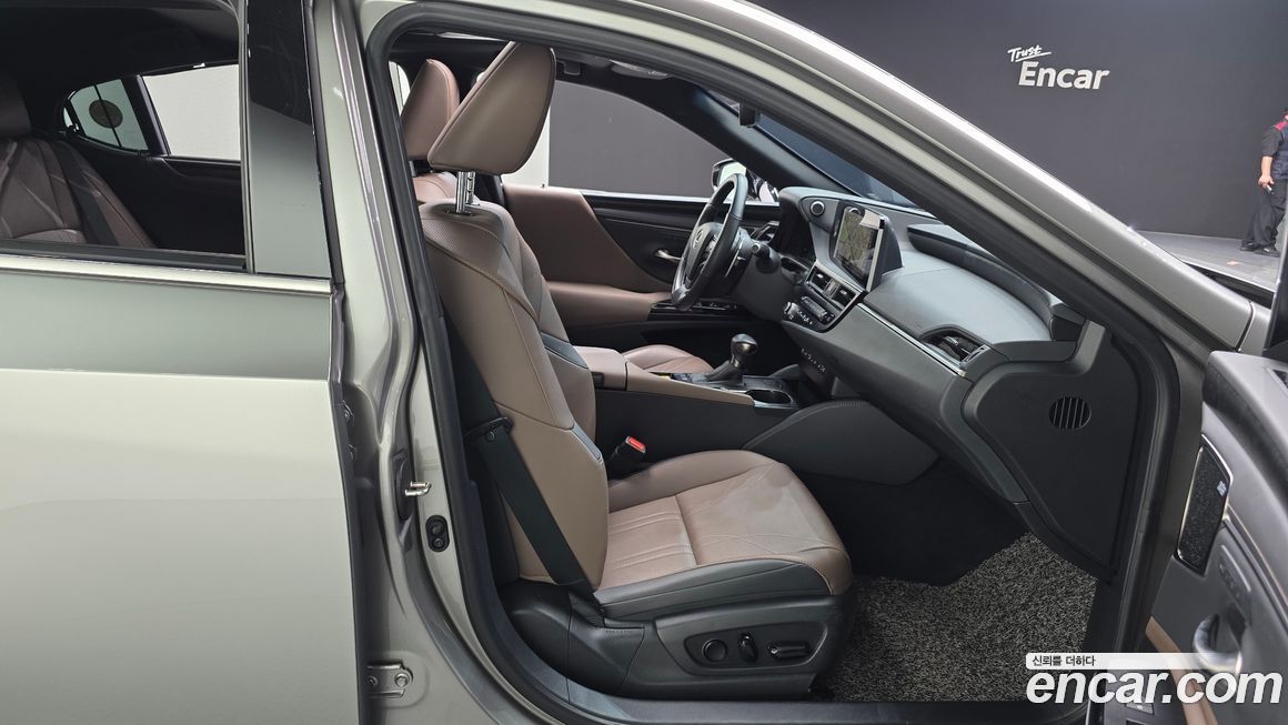 Lexus ES 2023