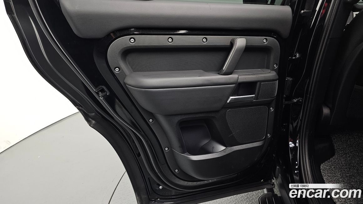 Land Rover Defender 2025