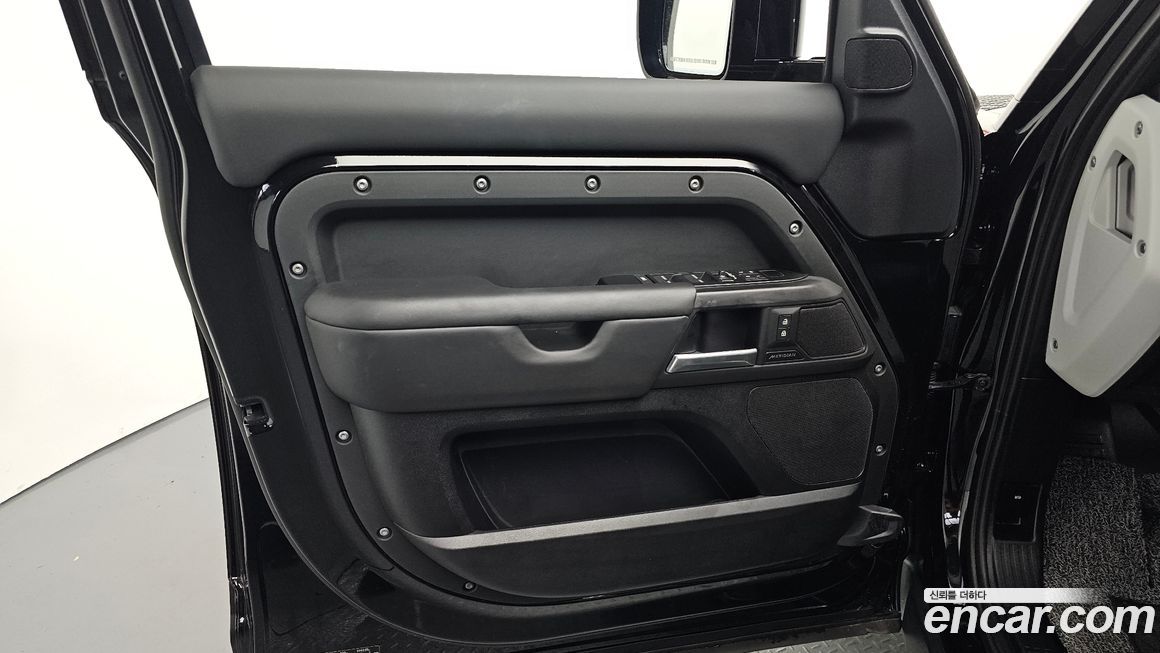 Land Rover Defender 2025