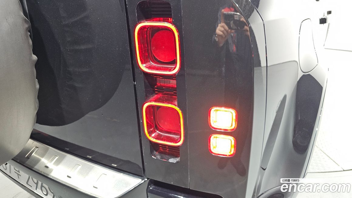 Land Rover Defender 2025
