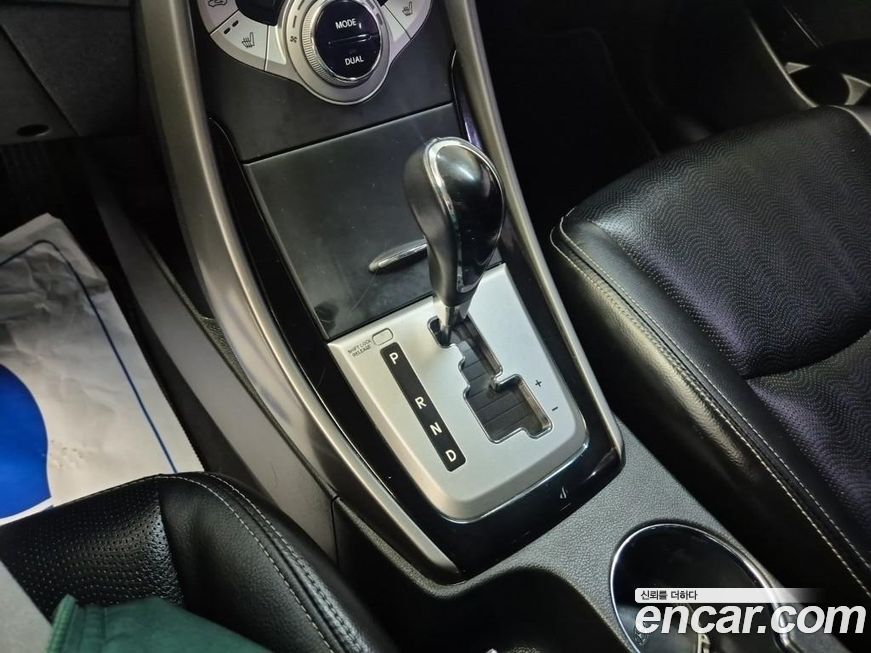 Hyundai AVANTE 2012