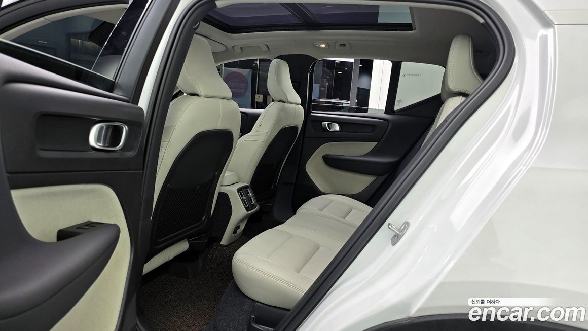 Volvo XC40 2025