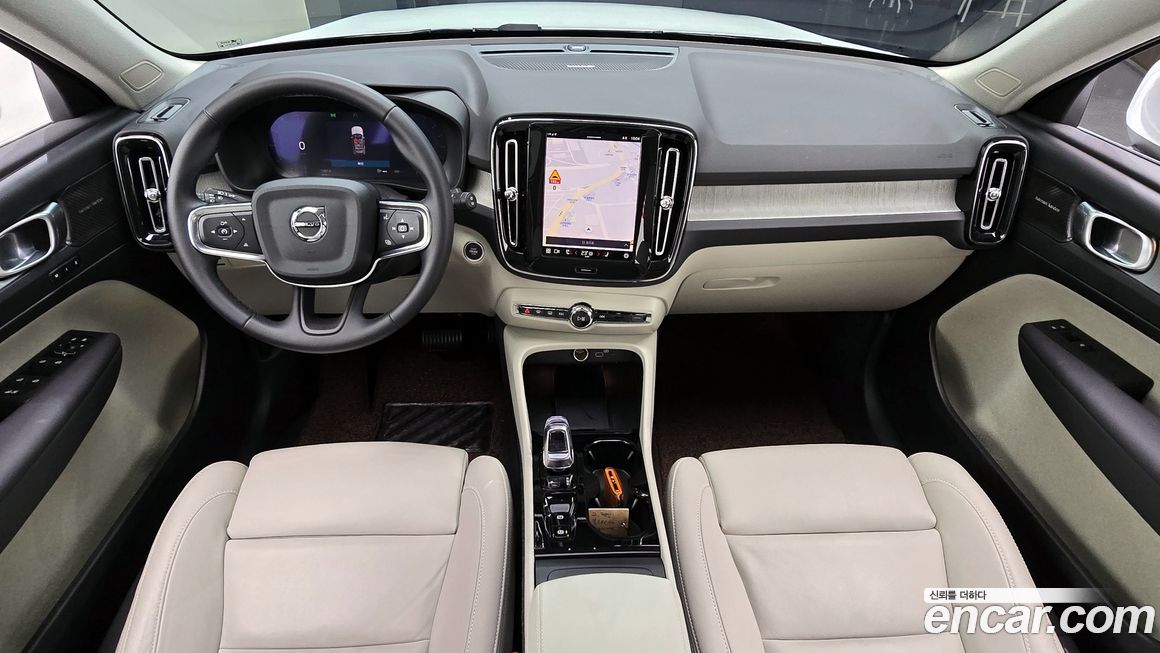 Volvo XC40 2025